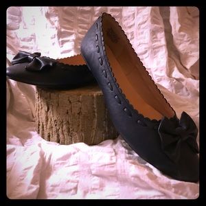 WANTED - Navy Flats w/Scalloped Edging and Bow